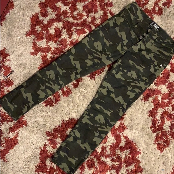 Army print mid rise skinny capris